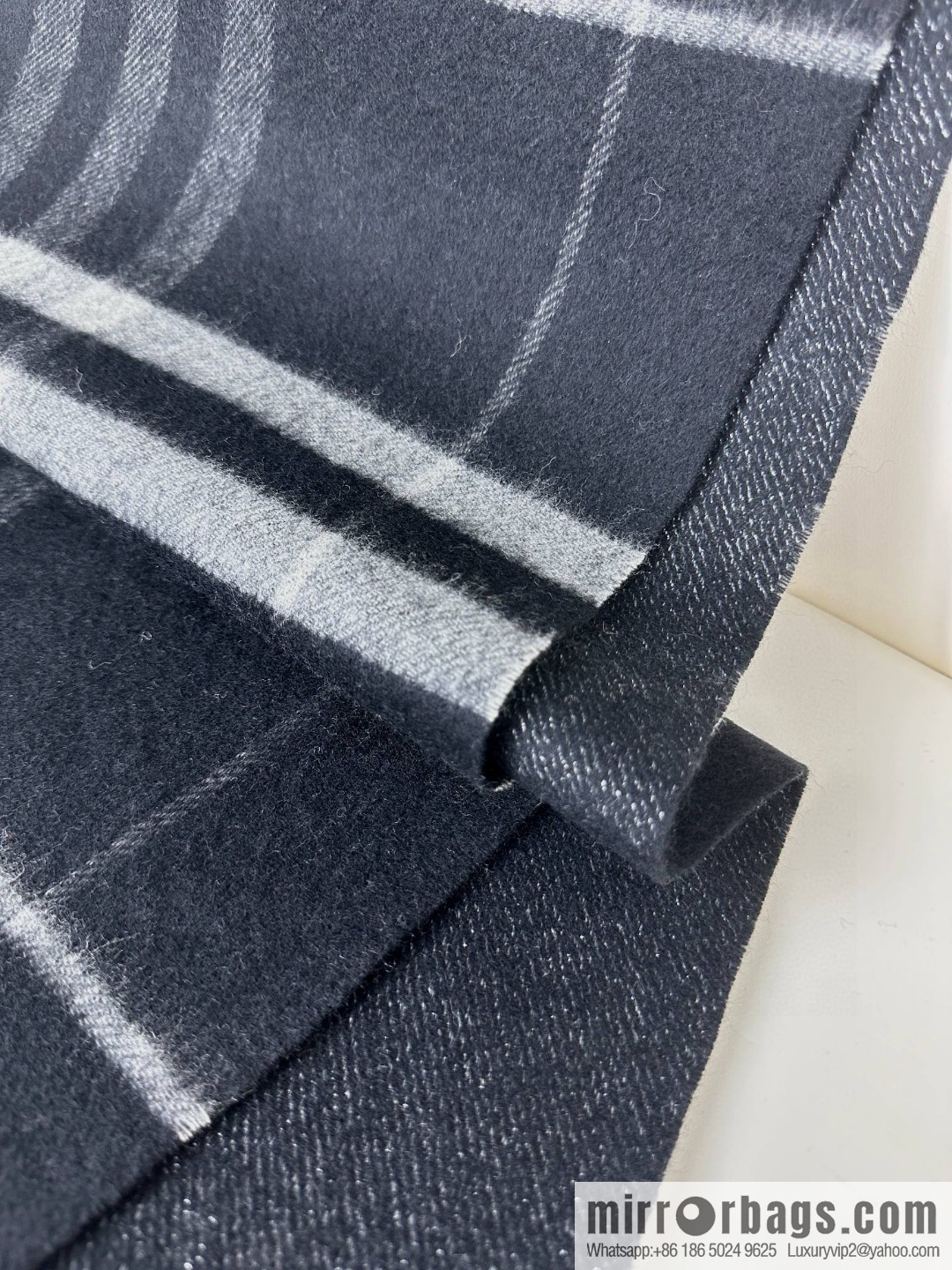 Burberry 2023 Burberry, the new double-sided warhorse men's and women's cashmere scarf