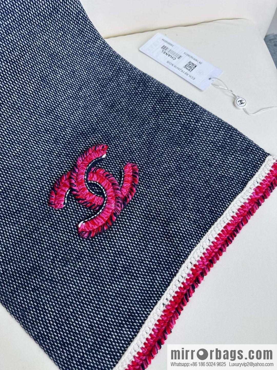 CHANEL elegant knitted, double C logo cashmere scarf