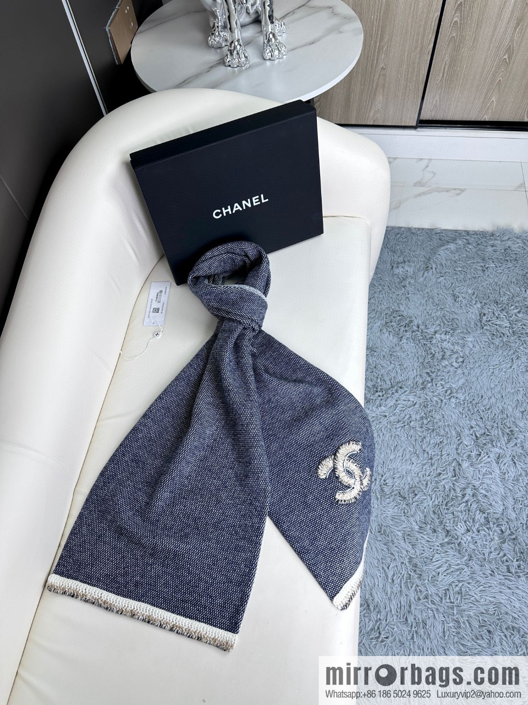 CHANEL elegant knitted, double C logo cashmere scarf