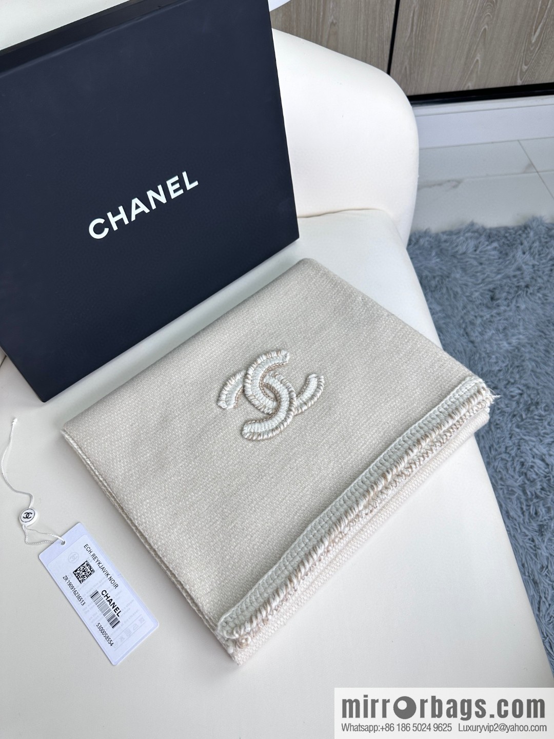 CHANEL elegant knitted, double C logo cashmere scarf