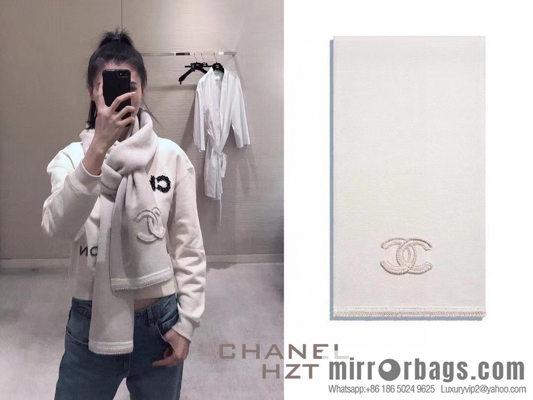 CHANEL elegant knitted, double C logo cashmere scarf