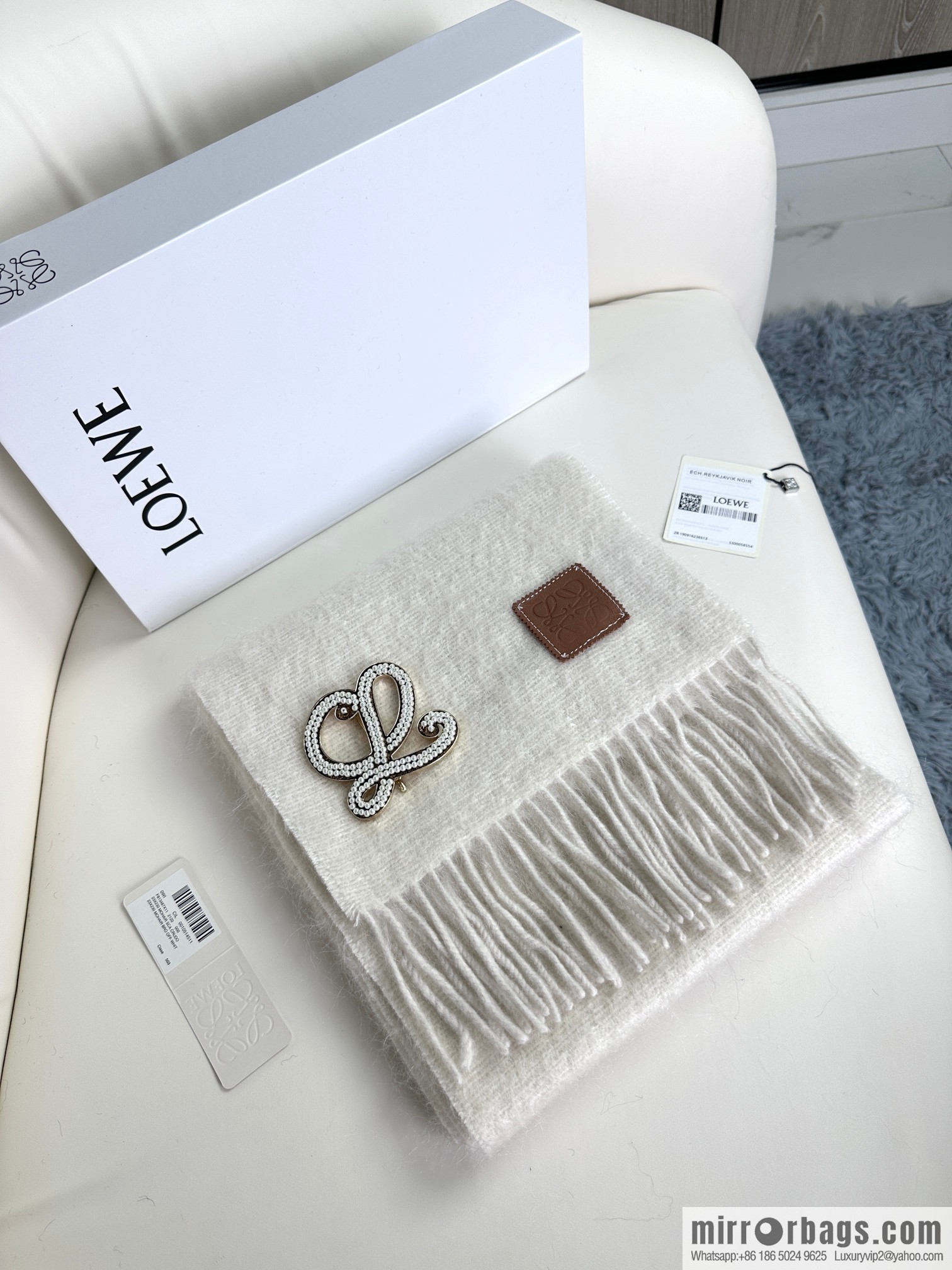 LOEWE super beautiful new mohair brooch scarf