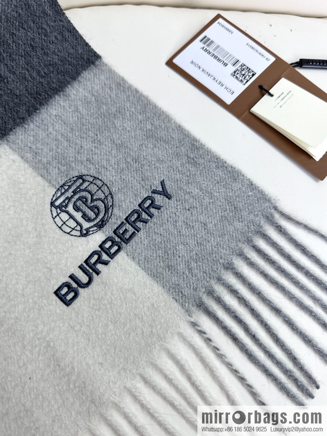 Burberry, top cashmere scarf