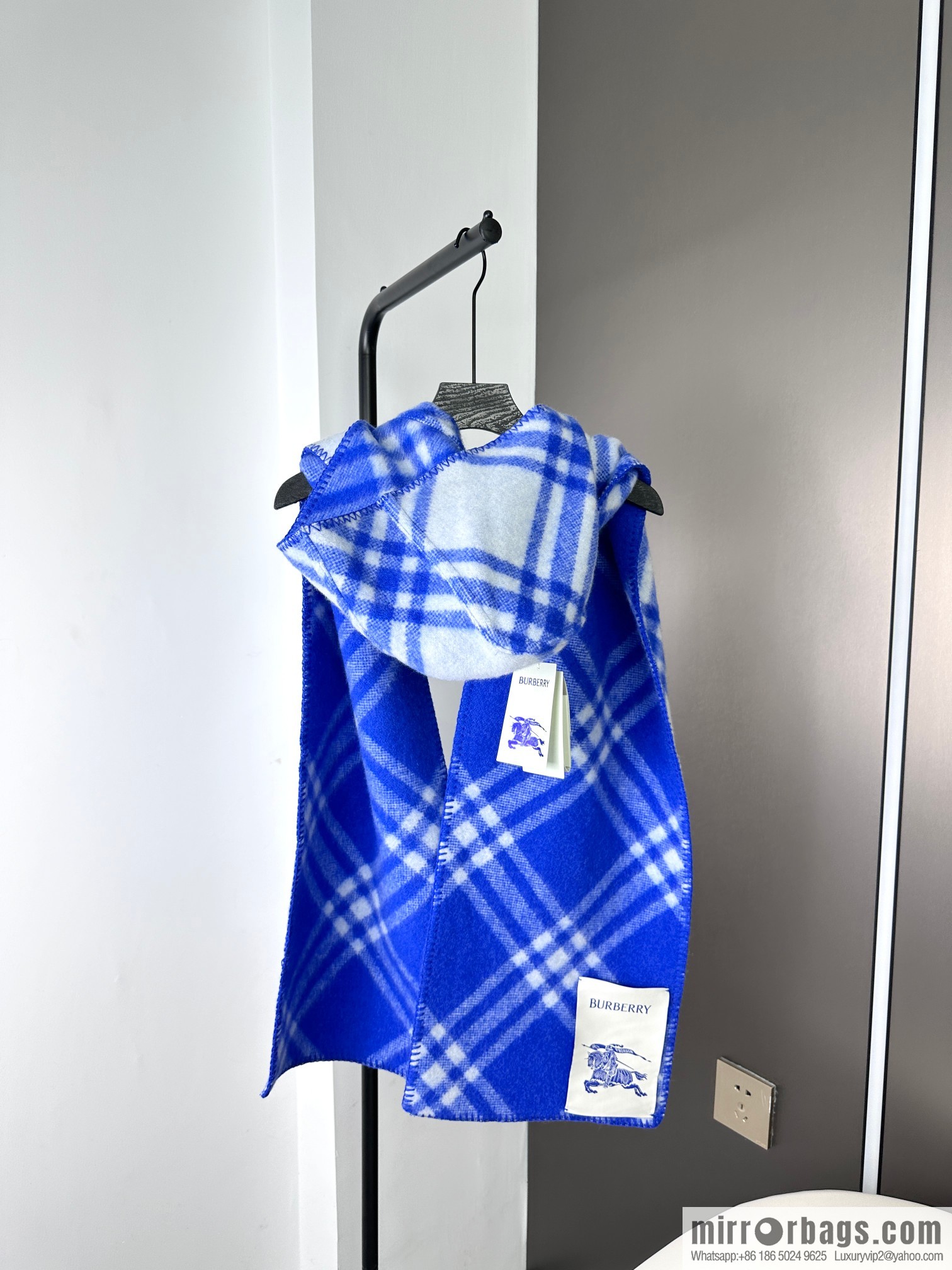 Burberry, the new wool scarf