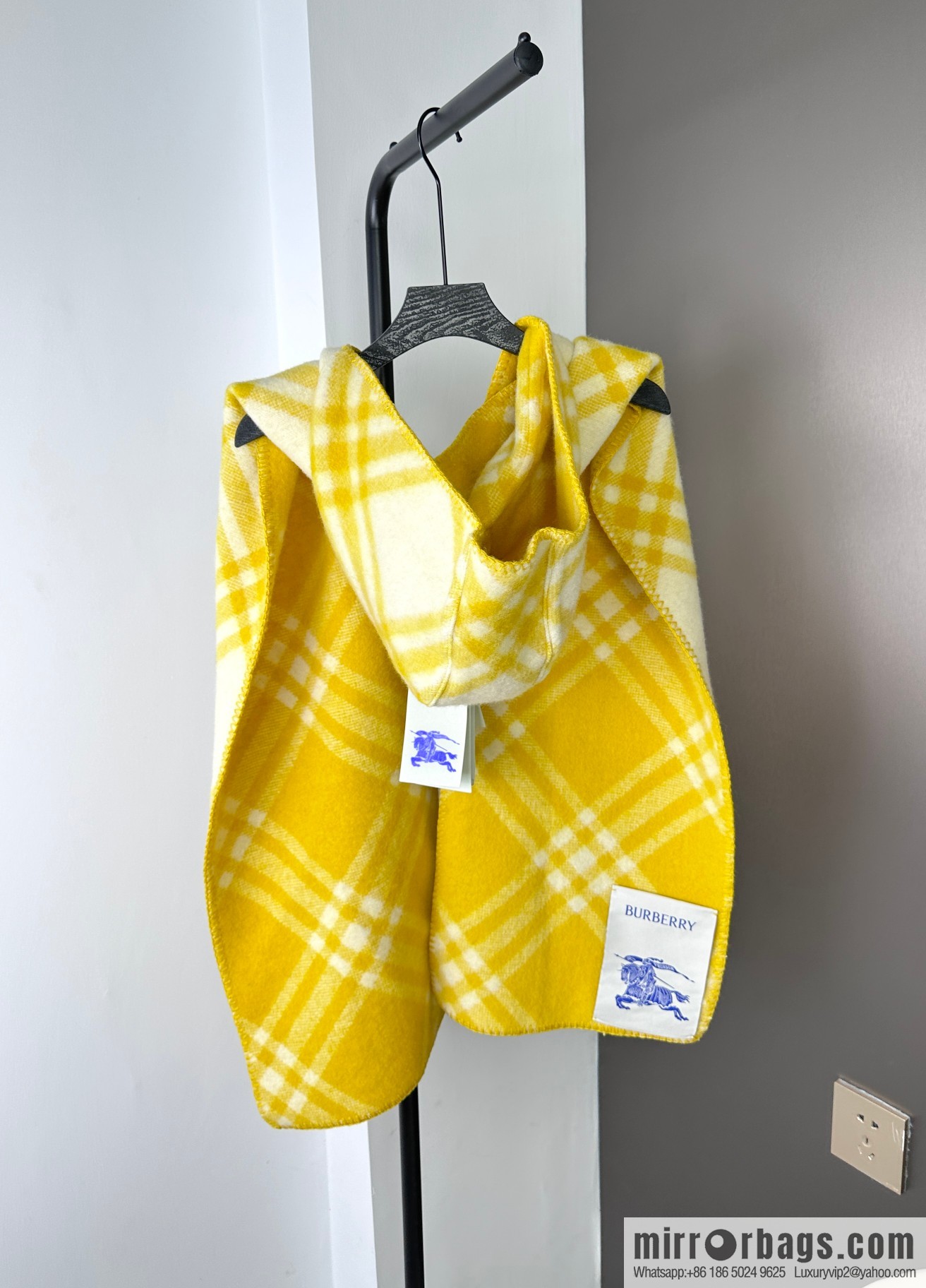 Burberry, the new wool scarf