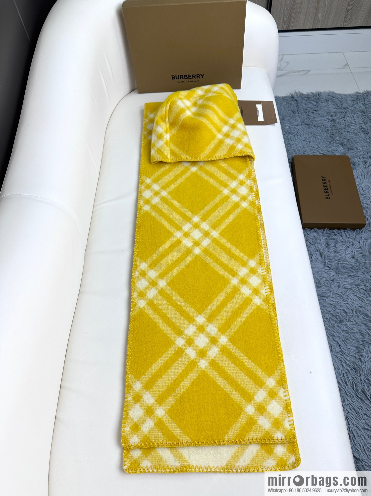 Burberry, the new wool scarf
