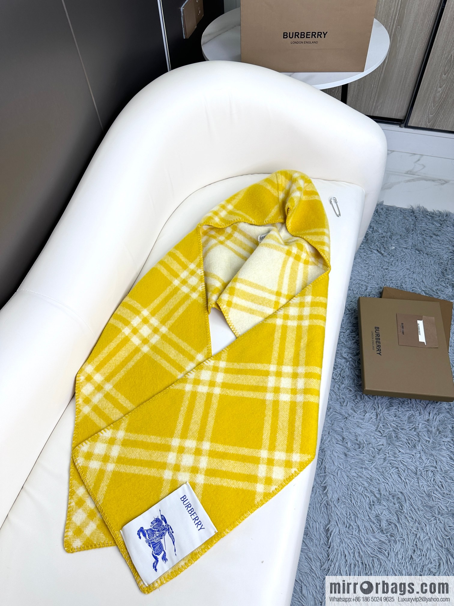 Burberry, the new wool scarf