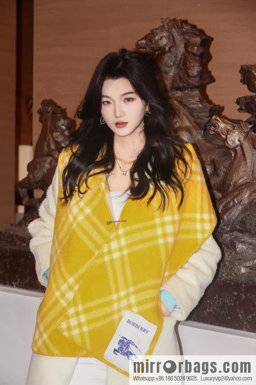 Burberry, the new wool scarf