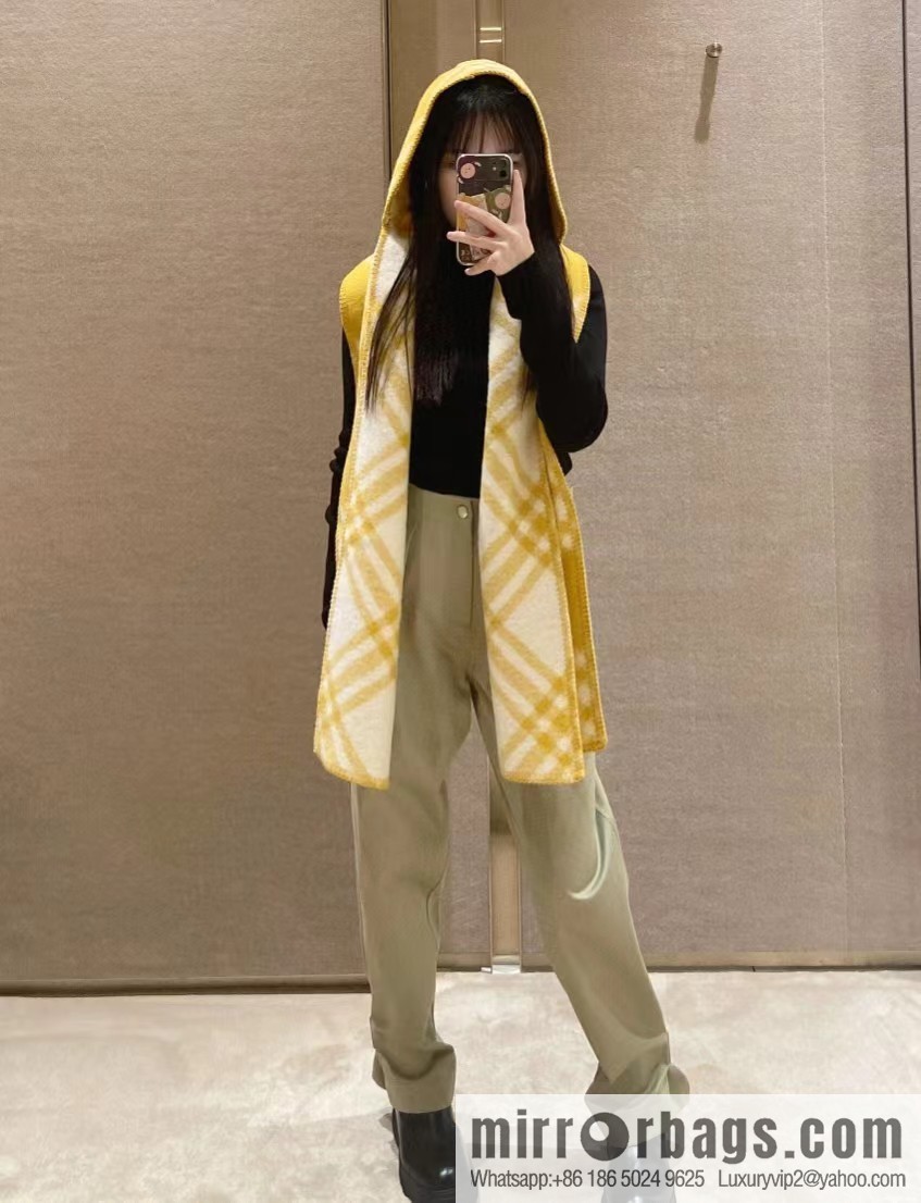 Burberry, the new wool scarf