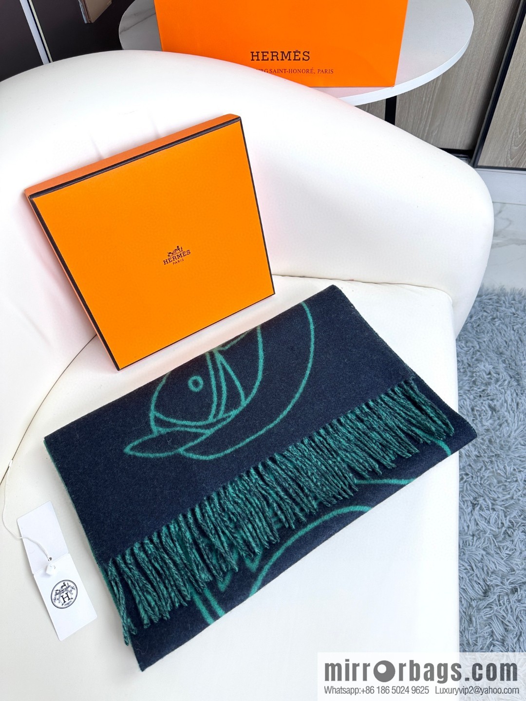 Hermès, contrasting jacquard weave Entrelacs Equestres horse head pattern scarf