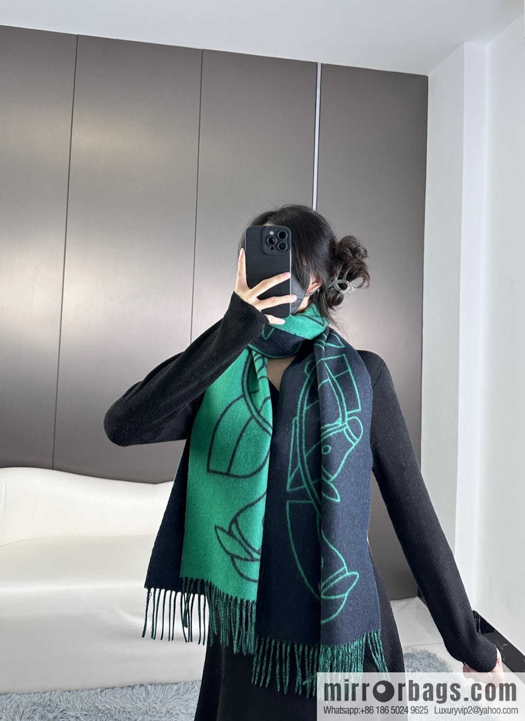 Hermès, contrasting jacquard weave Entrelacs Equestres horse head pattern scarf