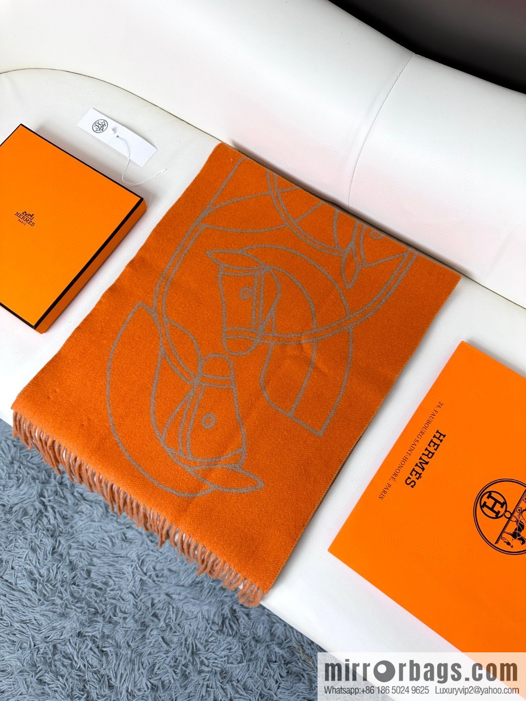 Hermès, contrasting jacquard weave Entrelacs Equestres horse head pattern scarf