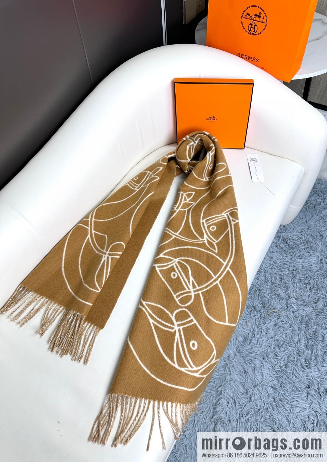Hermès, contrasting jacquard weave Entrelacs Equestres horse head pattern scarf