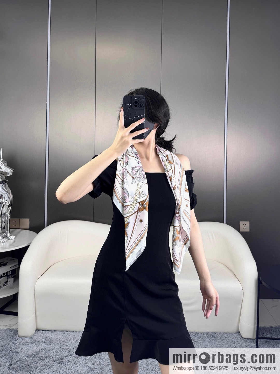 LV [L three-dimensional relief pattern 90] silk printing square towel