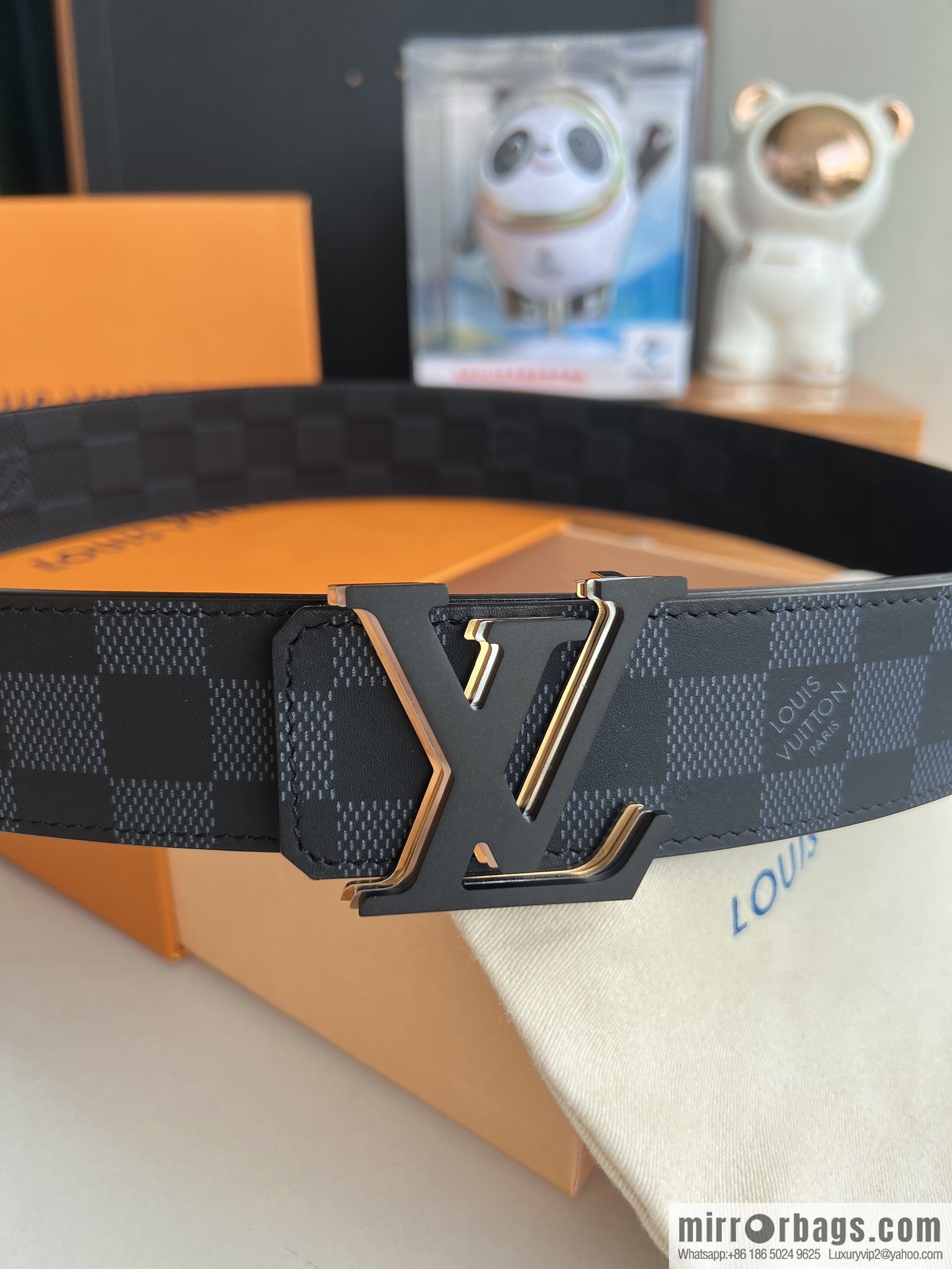 LV/Louis Vuitton, iconic LV Initiales logo men's 40mm belt