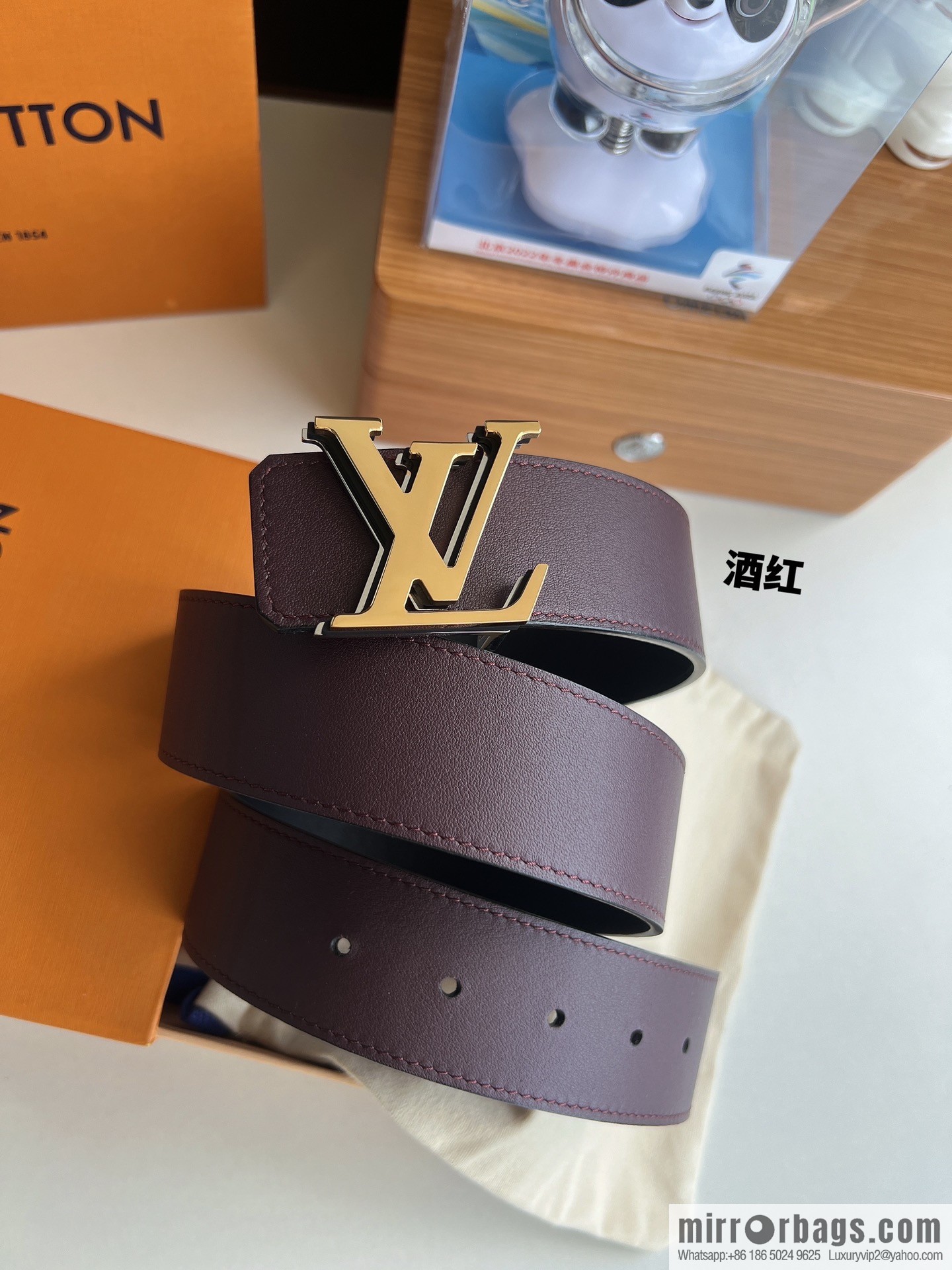 LV/Louis Vuitton, iconic LV Initiales logo men's 40mm belt