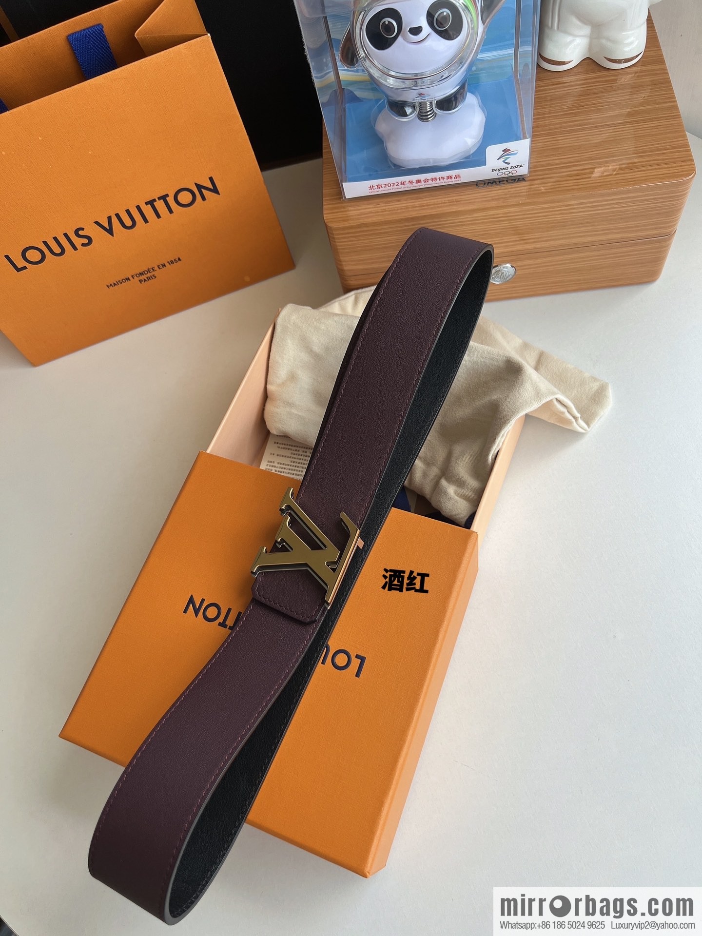 LV/Louis Vuitton, iconic LV Initiales logo men's 40mm belt
