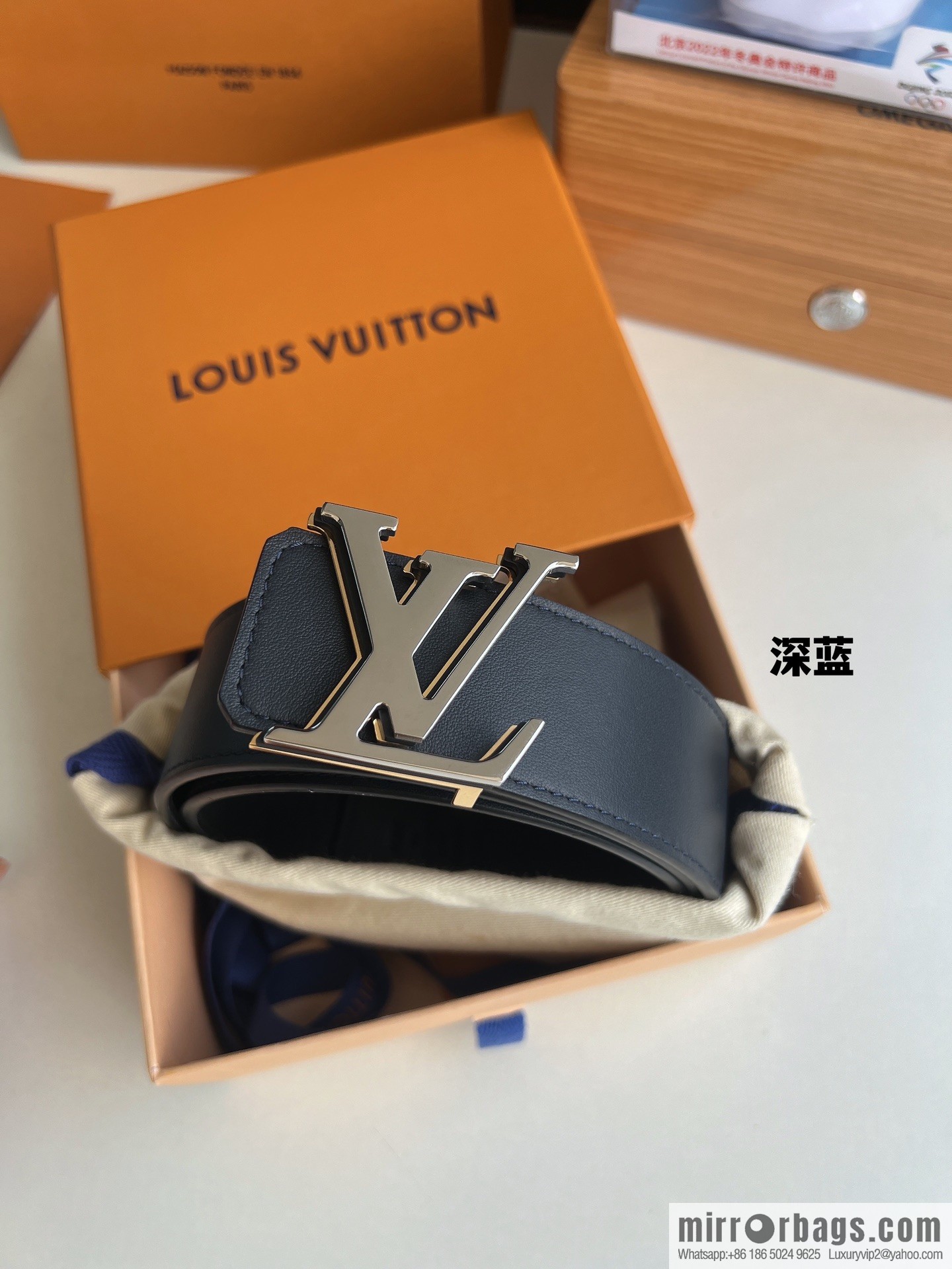 LV/Louis Vuitton, iconic LV Initiales logo men's 40mm belt