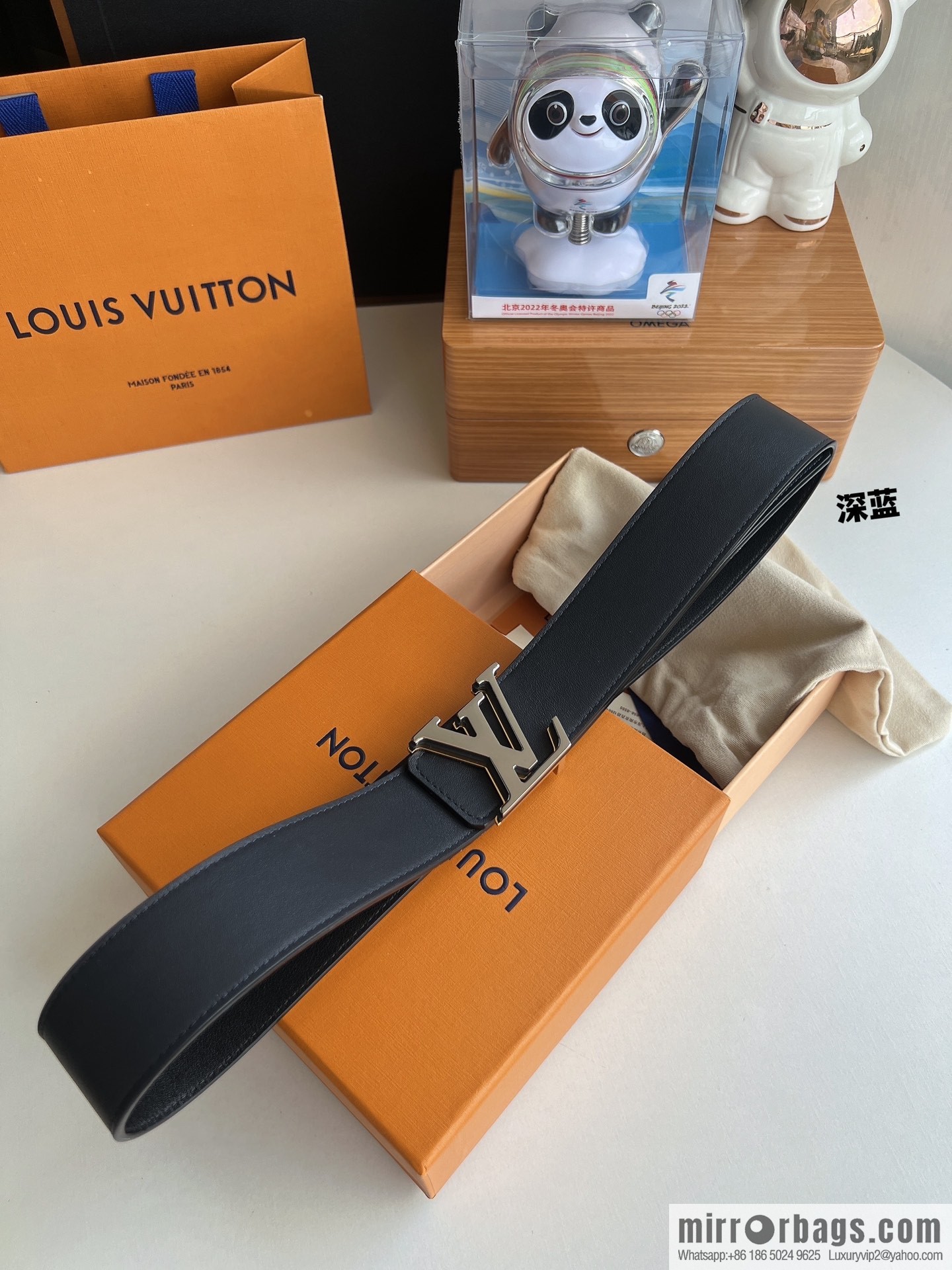 LV/Louis Vuitton, iconic LV Initiales logo men's 40mm belt