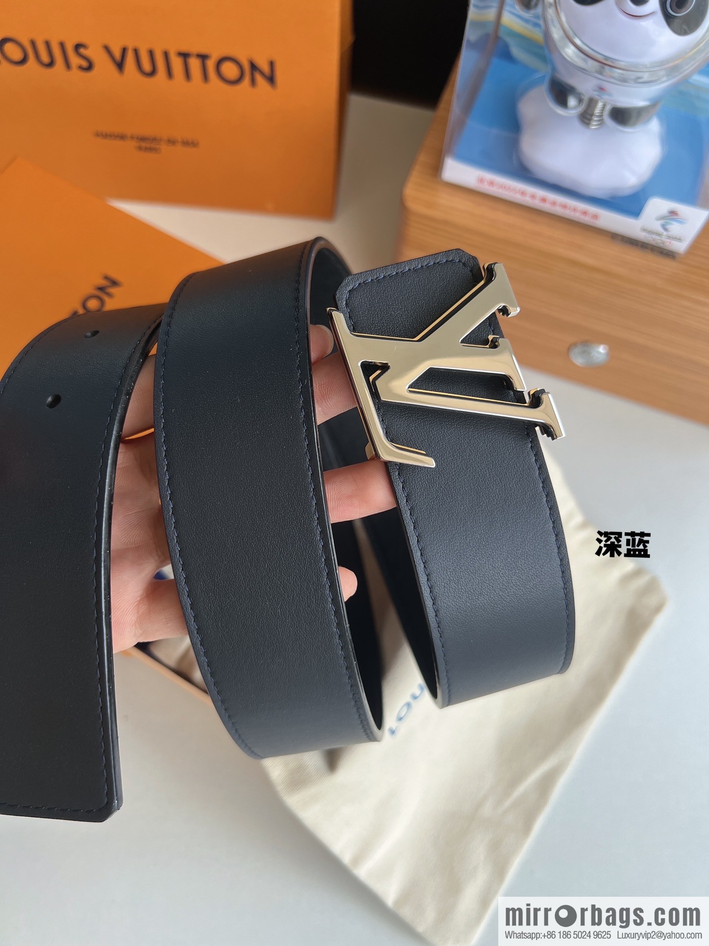 LV/Louis Vuitton, iconic LV Initiales logo men's 40mm belt