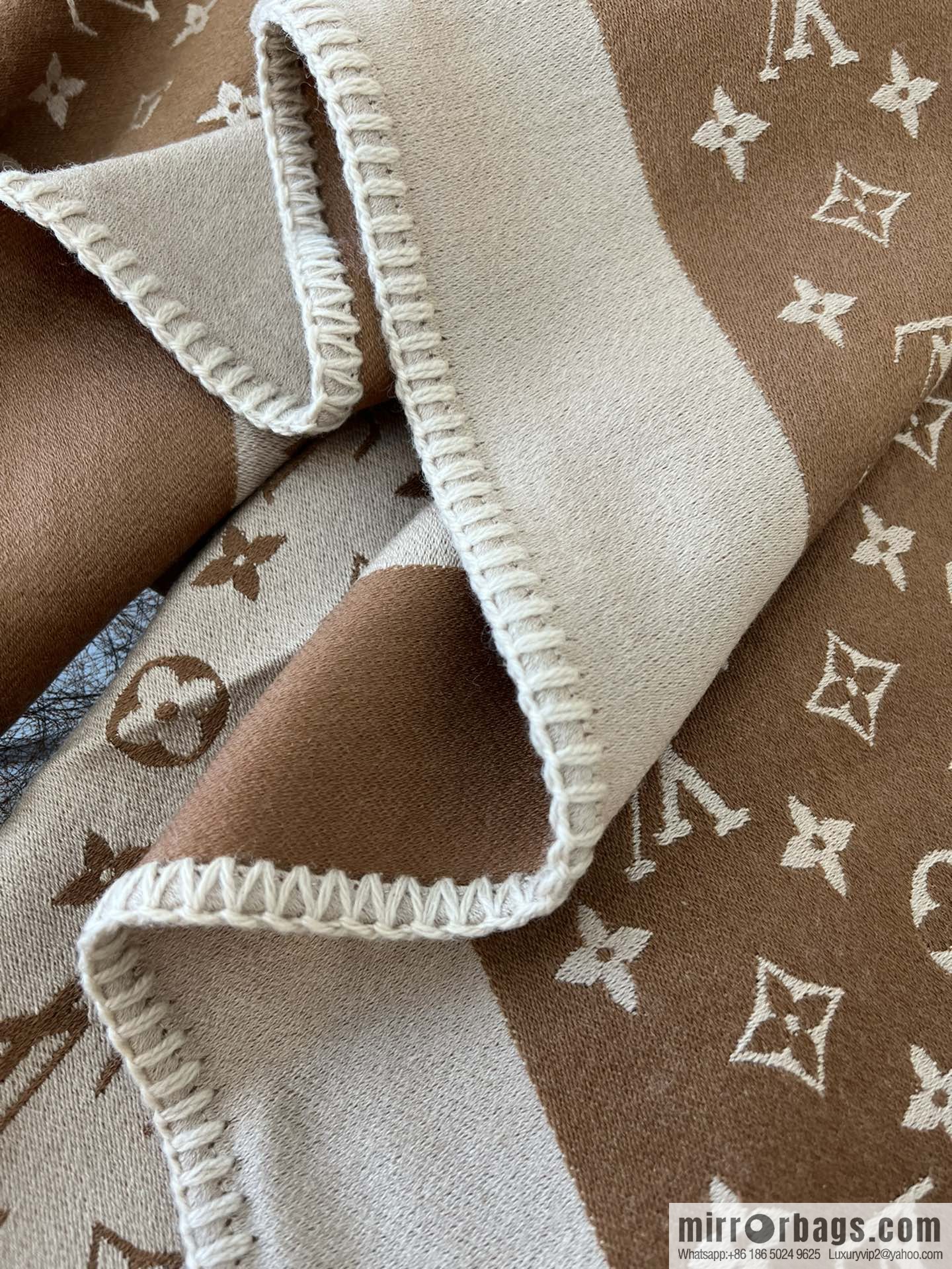 LV Louis Vuitton Embrace Letter Jacquard Cloak M77382