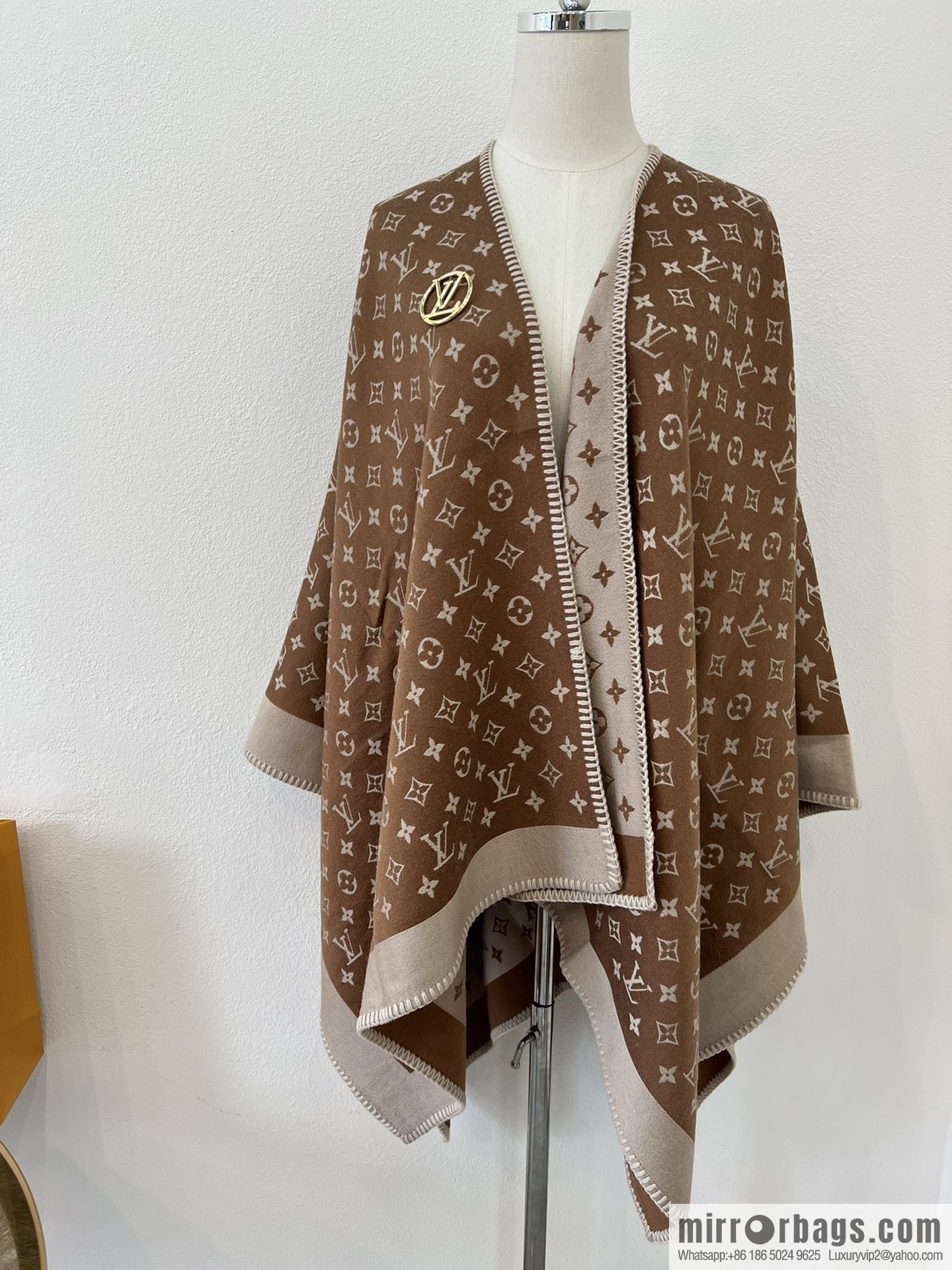 LV Louis Vuitton Embrace Letter Jacquard Cloak M77382