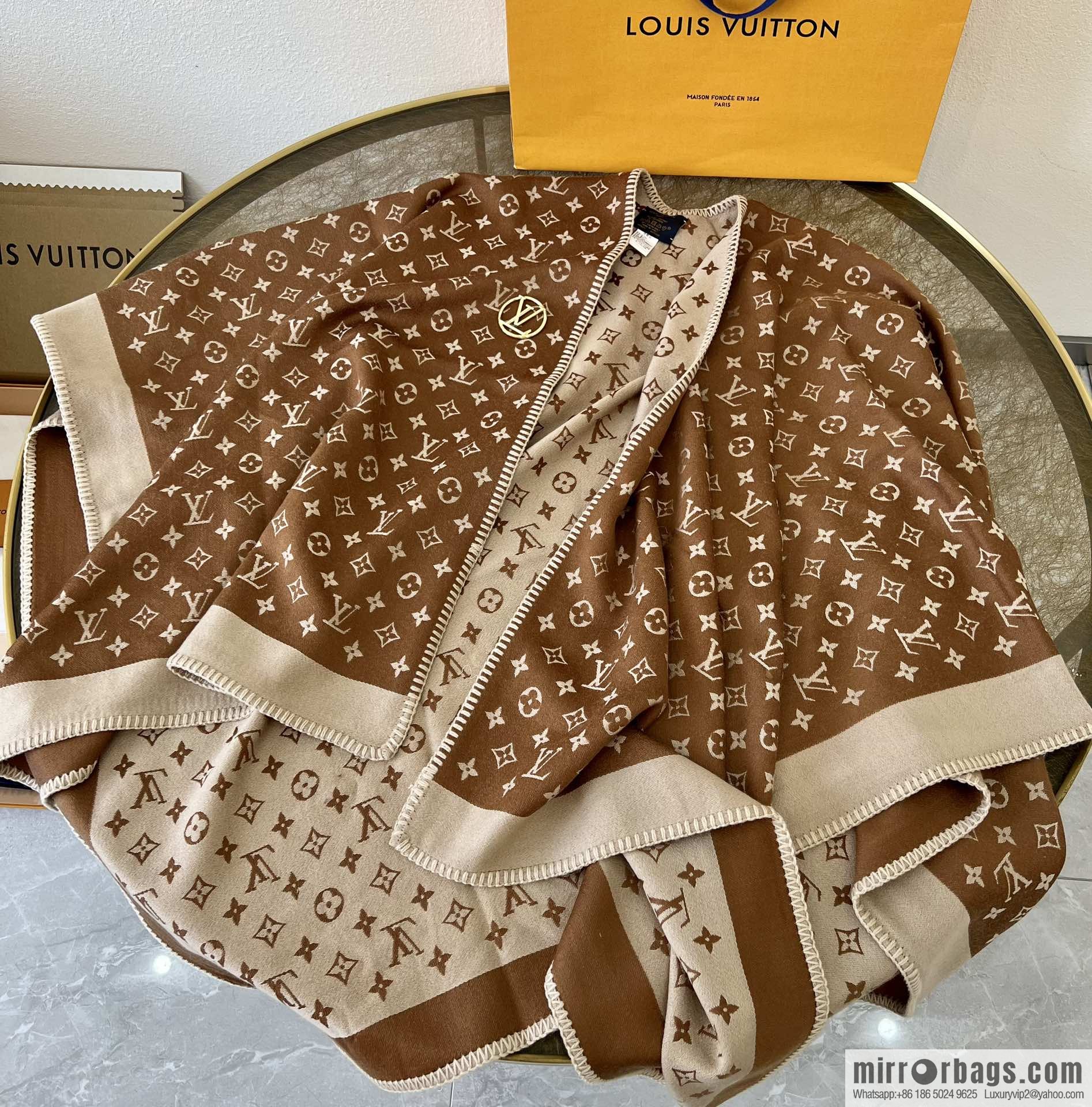 LV Louis Vuitton Embrace Letter Jacquard Cloak M77382