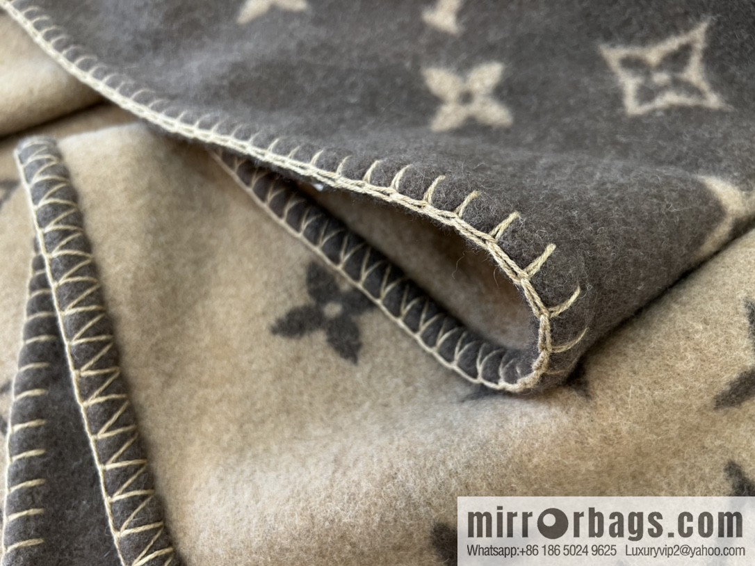 LV Louis Vuitton Neo monogram blanket m70439