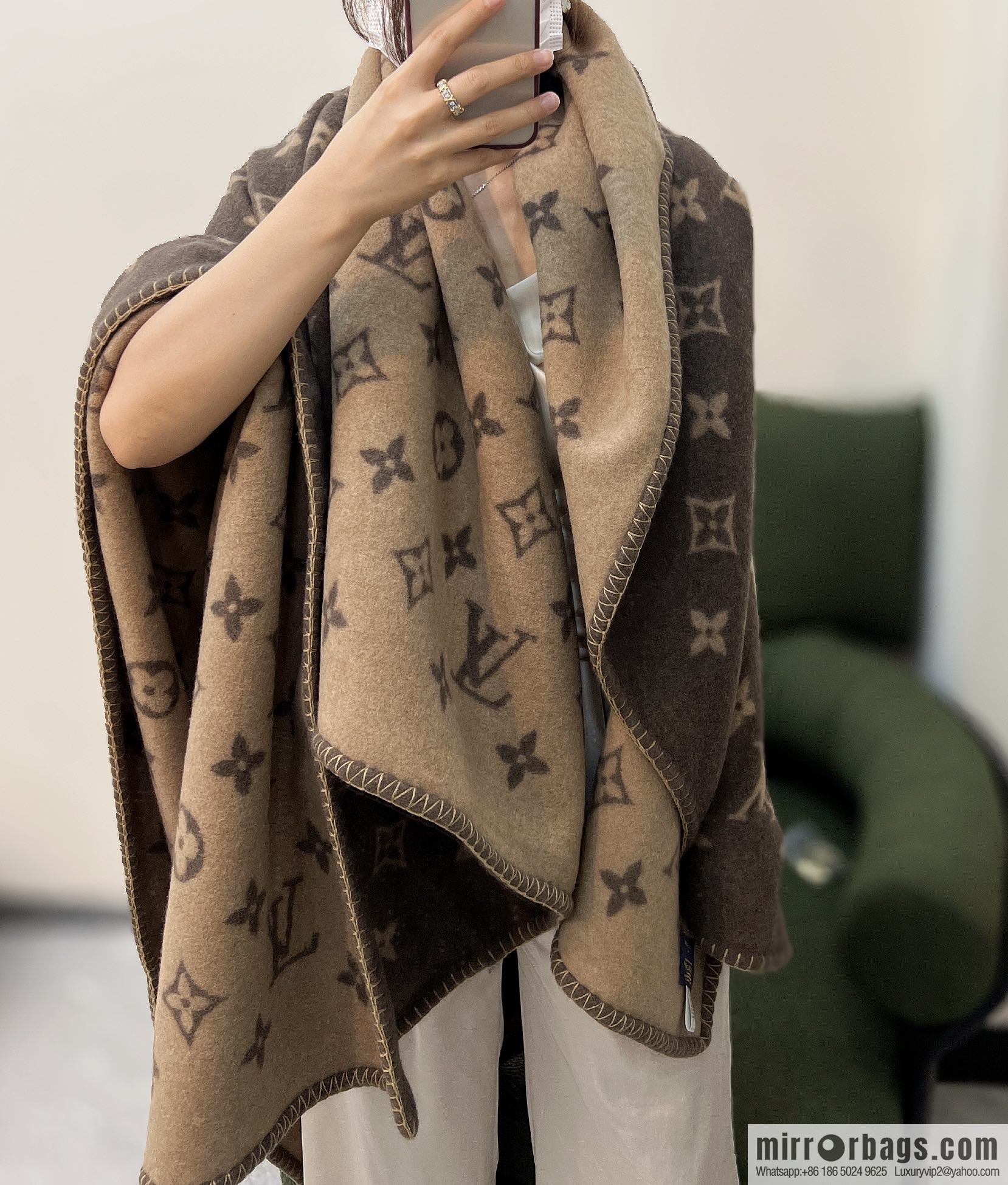 LV Louis Vuitton Neo monogram blanket m70439