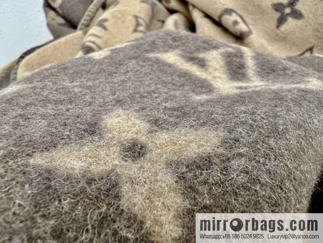 LV Louis Vuitton Neo monogram blanket m70439