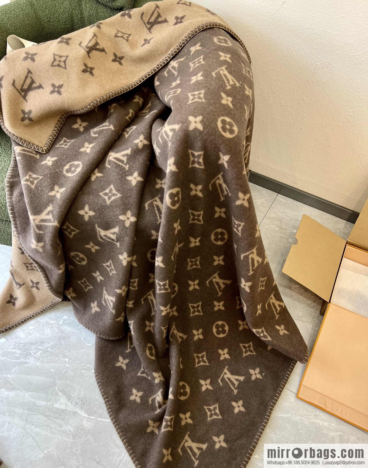 LV Louis Vuitton Neo monogram blanket m70439