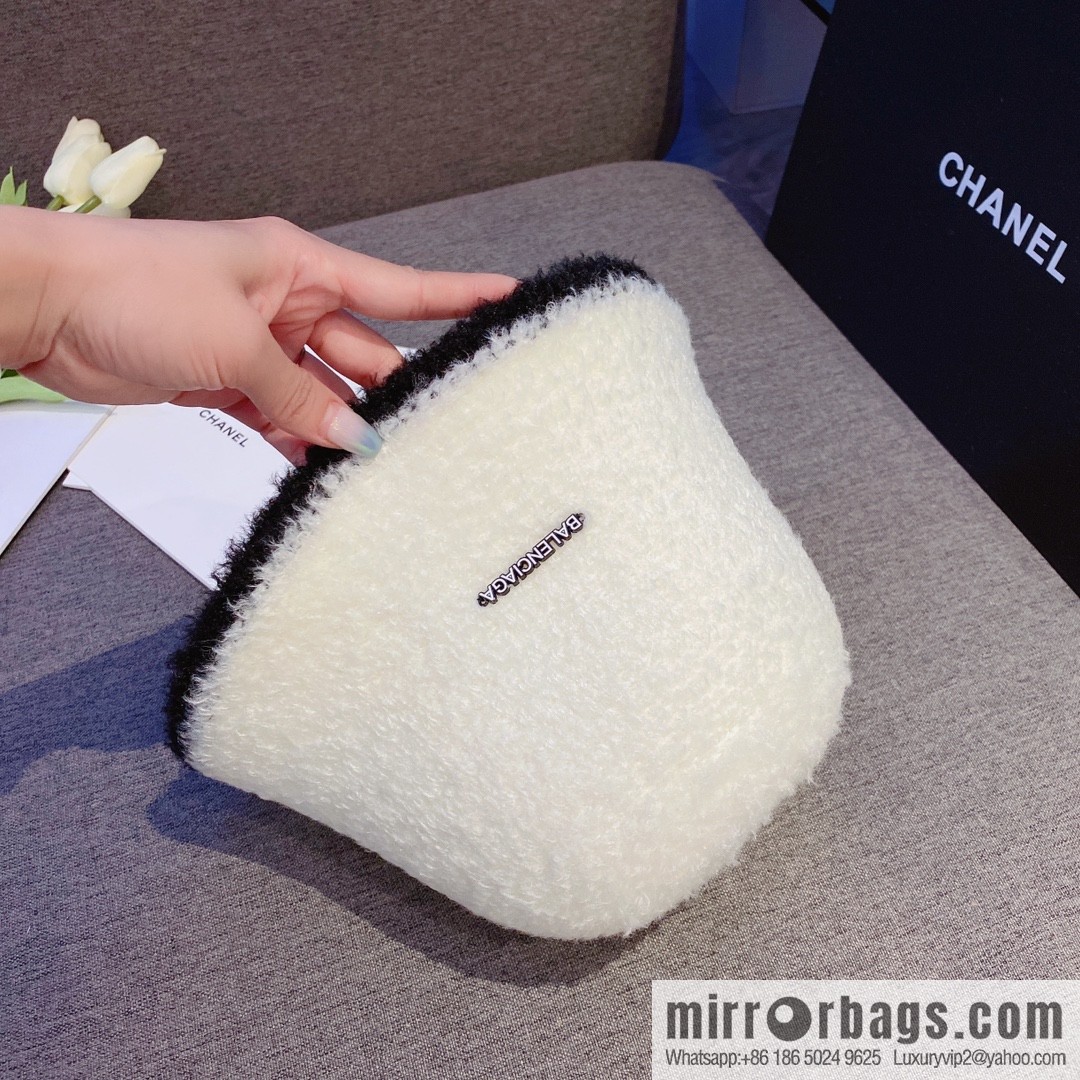 Balenciaga 2022 autumn and winter new lamb wool cold hat