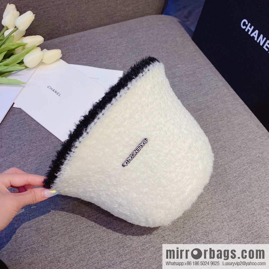 Balenciaga 2022 autumn and winter new lamb wool cold hat
