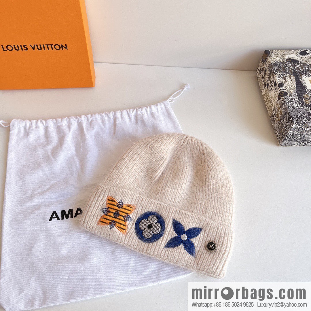 LV Louis Vuitton 2022 autumn and winter new embroidered simple plush wool hat