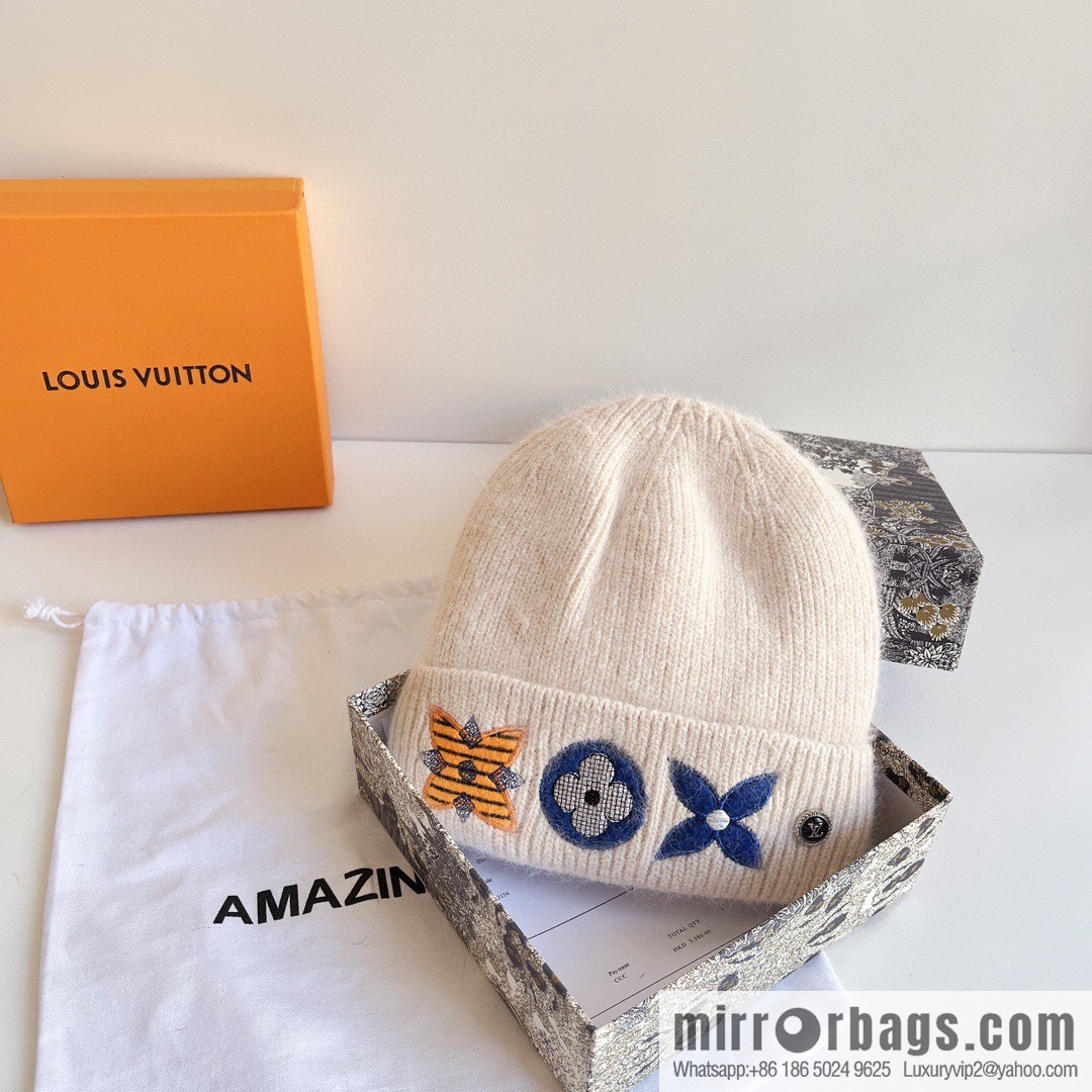 LV Louis Vuitton 2022 autumn and winter new embroidered simple plush wool hat
