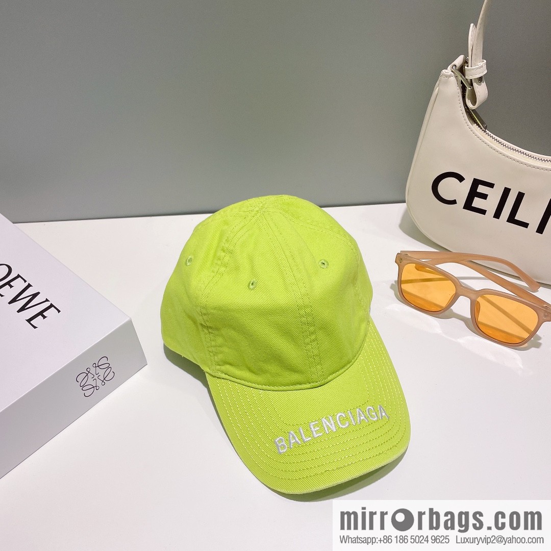 Balenciaga's new embroidered versatile baseball cap