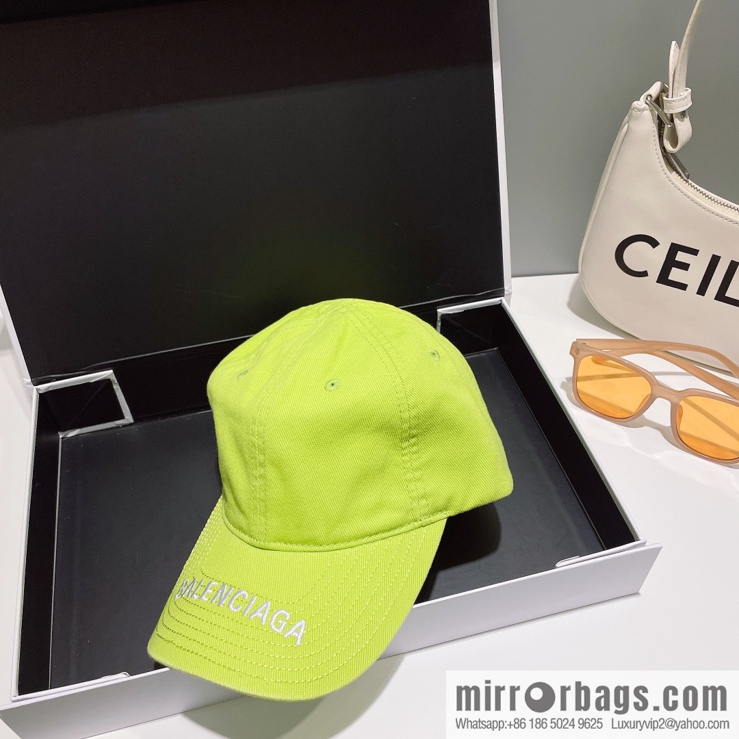 Balenciaga's new embroidered versatile baseball cap