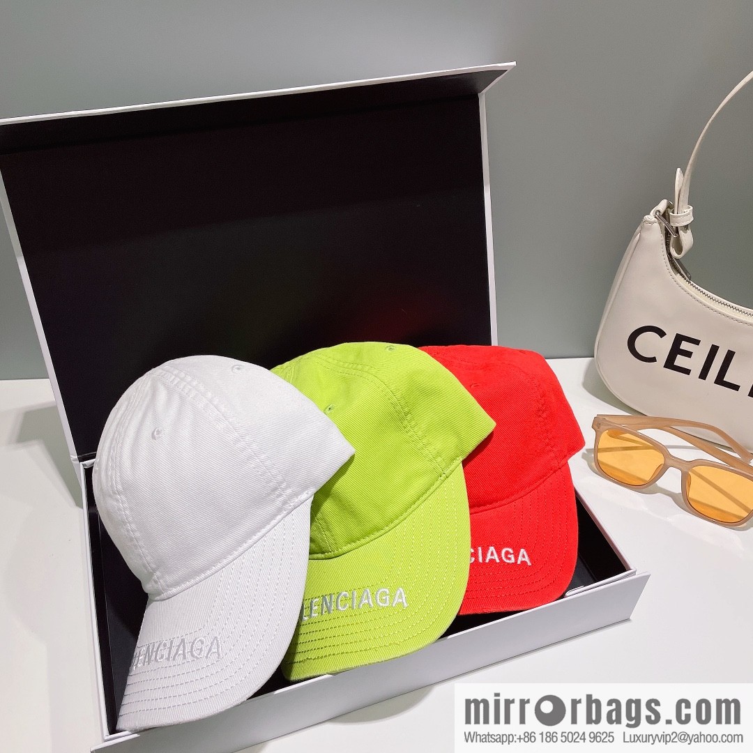Balenciaga's new embroidered versatile baseball cap
