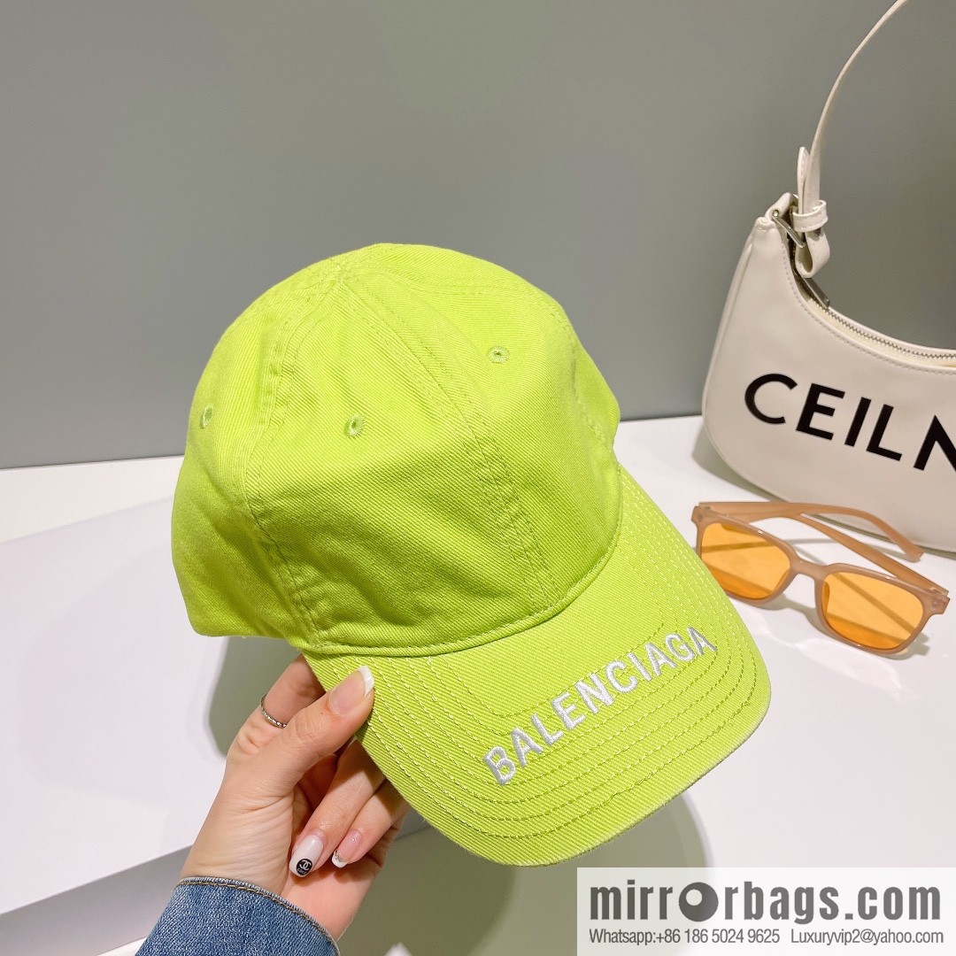 Balenciaga's new embroidered versatile baseball cap