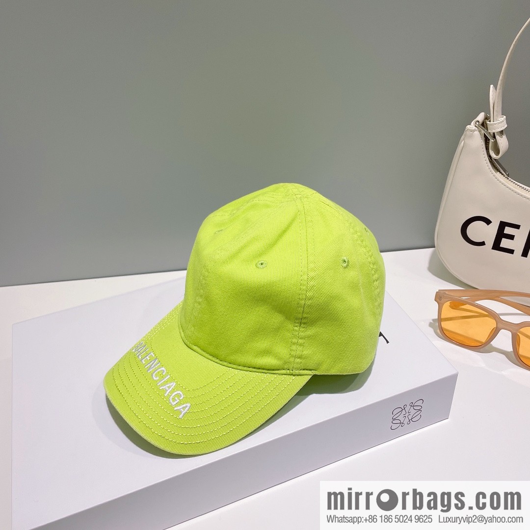 Balenciaga's new embroidered versatile baseball cap