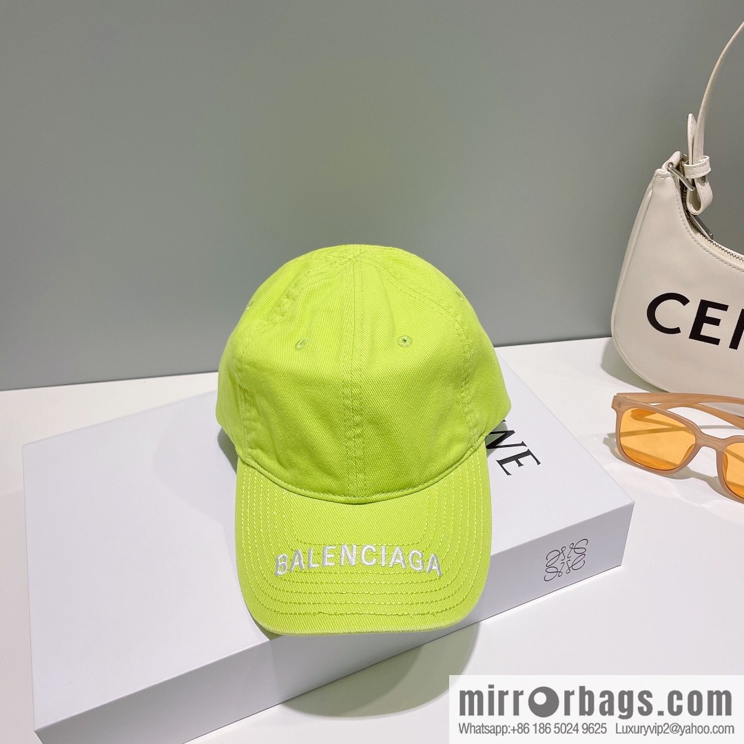 Balenciaga's new embroidered versatile baseball cap