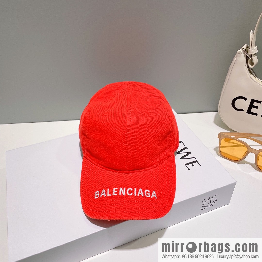 Balenciaga's new embroidered versatile baseball cap