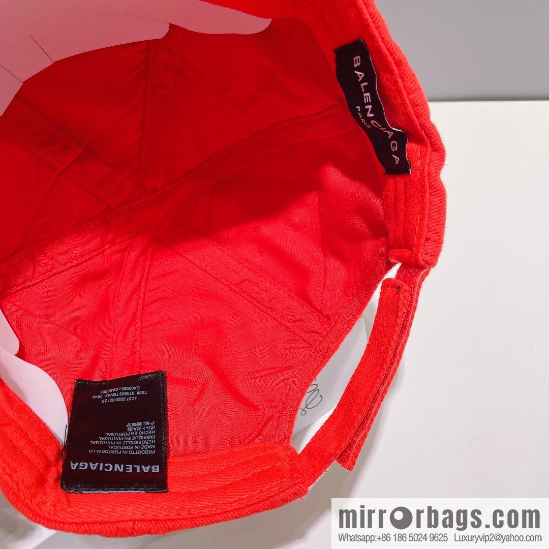 Balenciaga's new embroidered versatile baseball cap