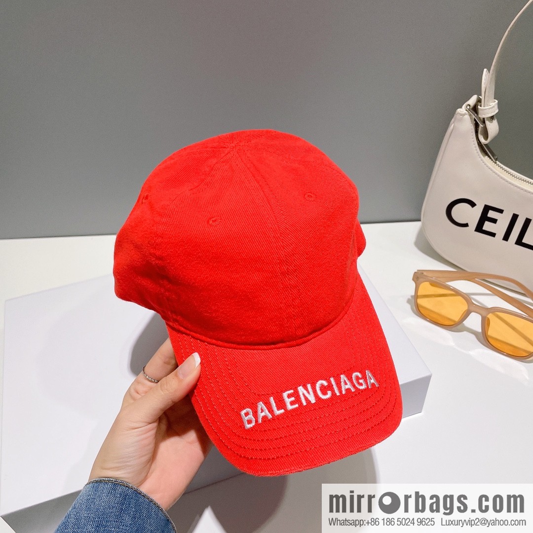 Balenciaga's new embroidered versatile baseball cap