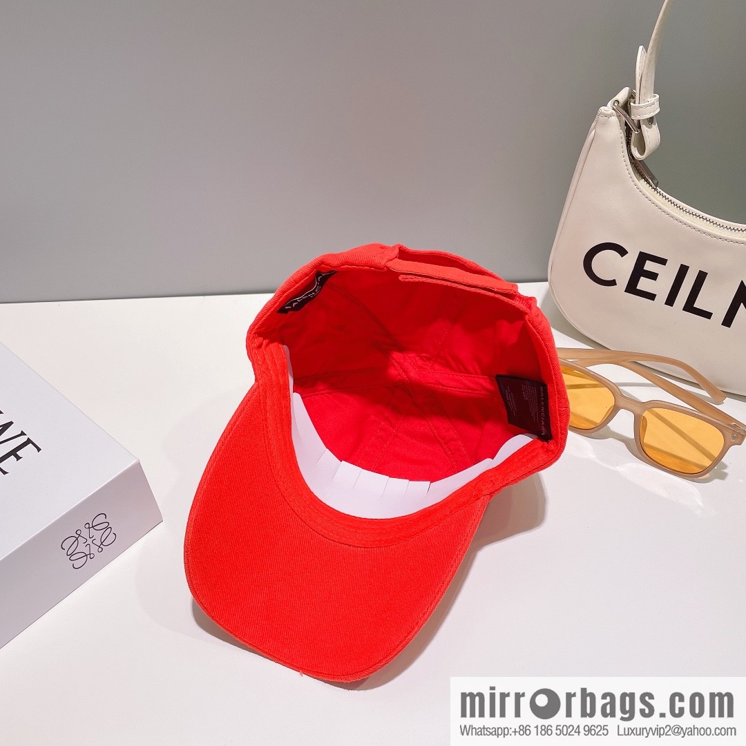 Balenciaga's new embroidered versatile baseball cap