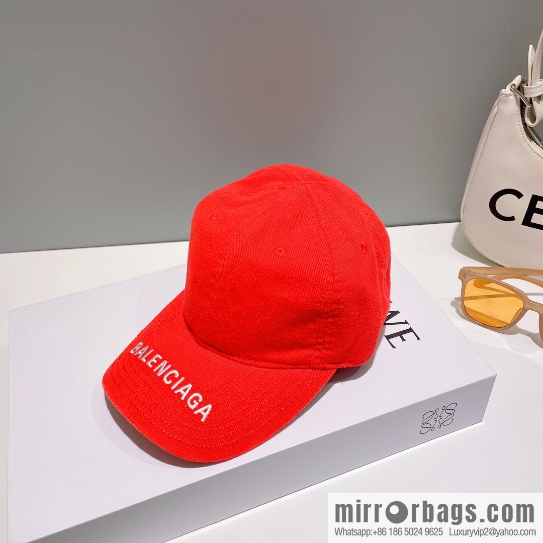 Balenciaga's new embroidered versatile baseball cap