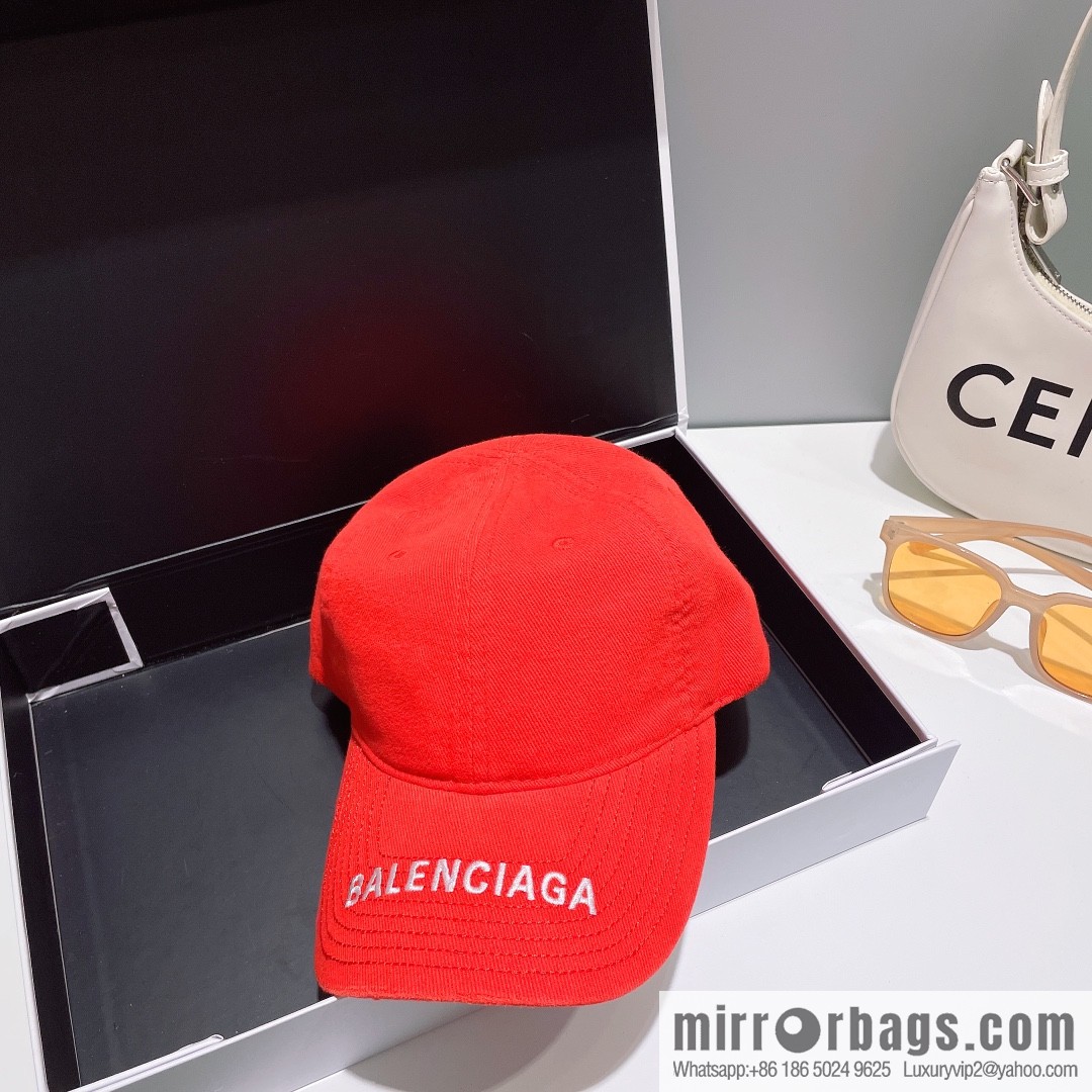 Balenciaga's new embroidered versatile baseball cap
