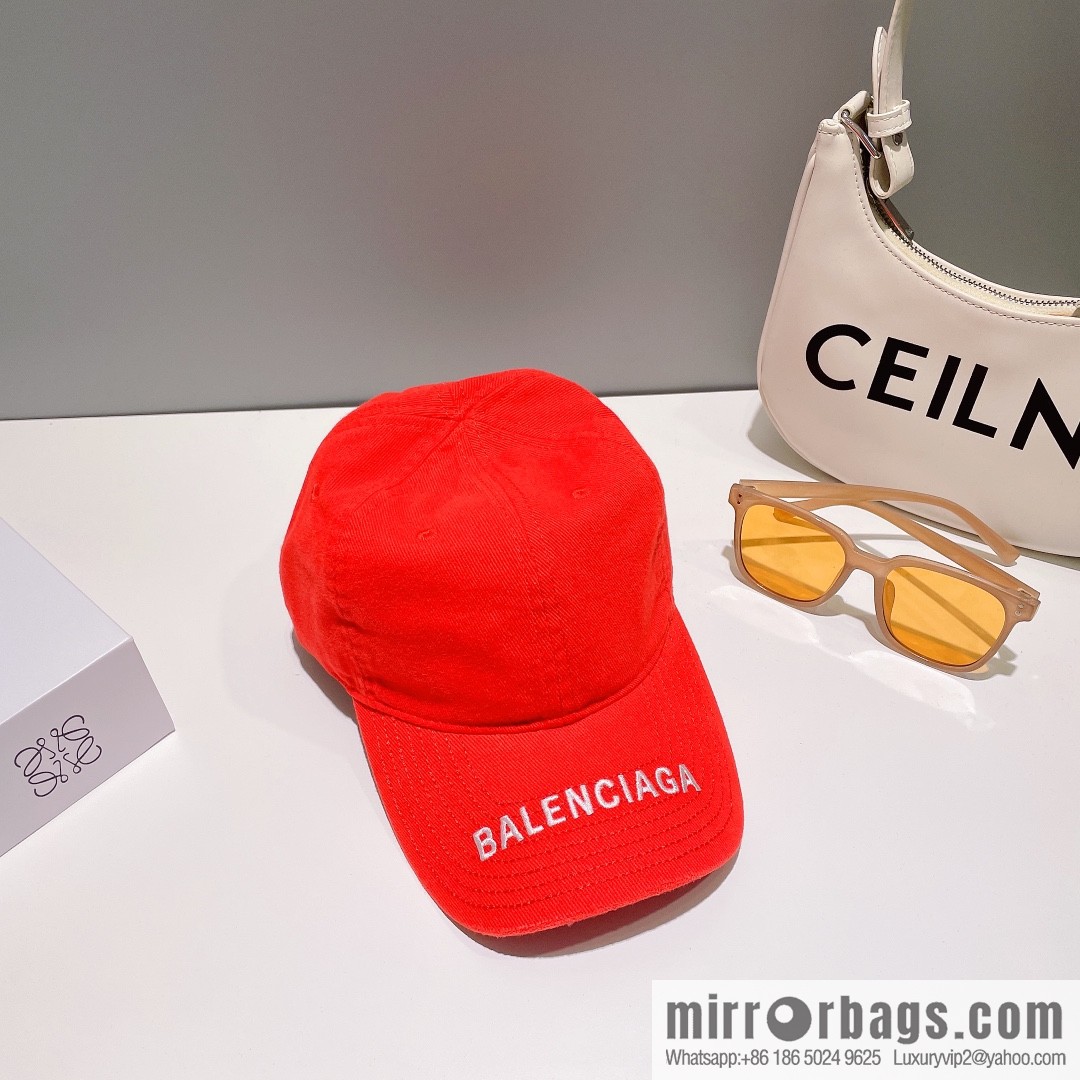 Balenciaga's new embroidered versatile baseball cap