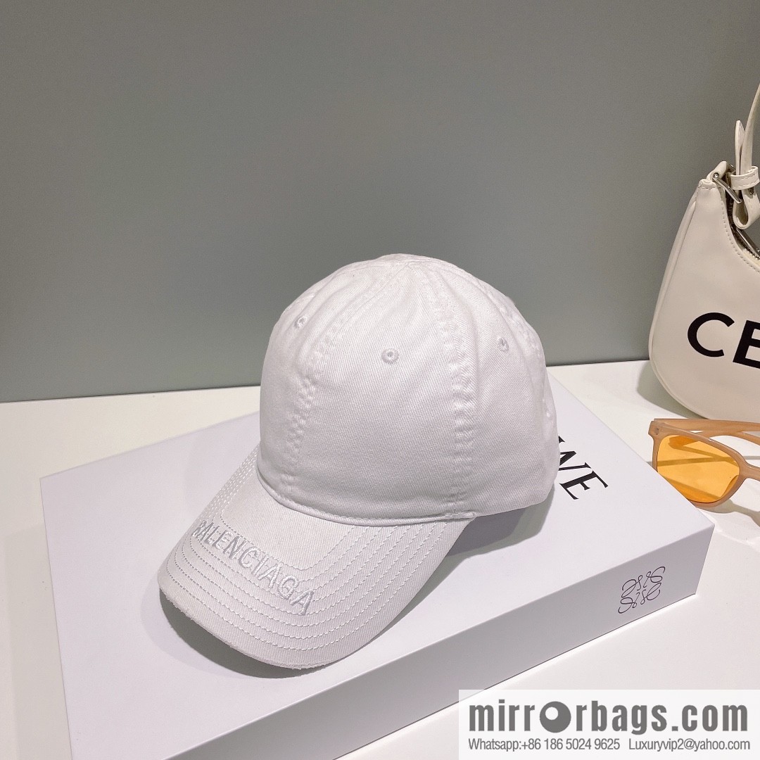 Balenciaga's new embroidered versatile baseball cap