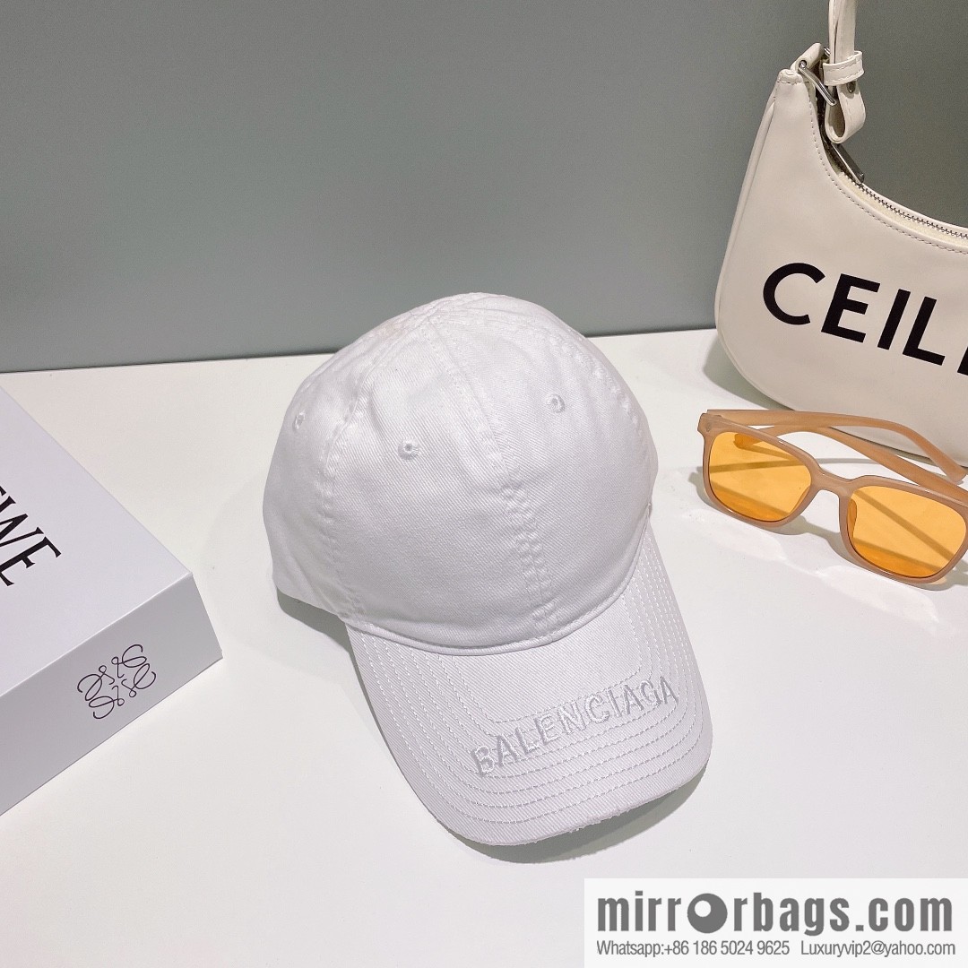 Balenciaga's new embroidered versatile baseball cap